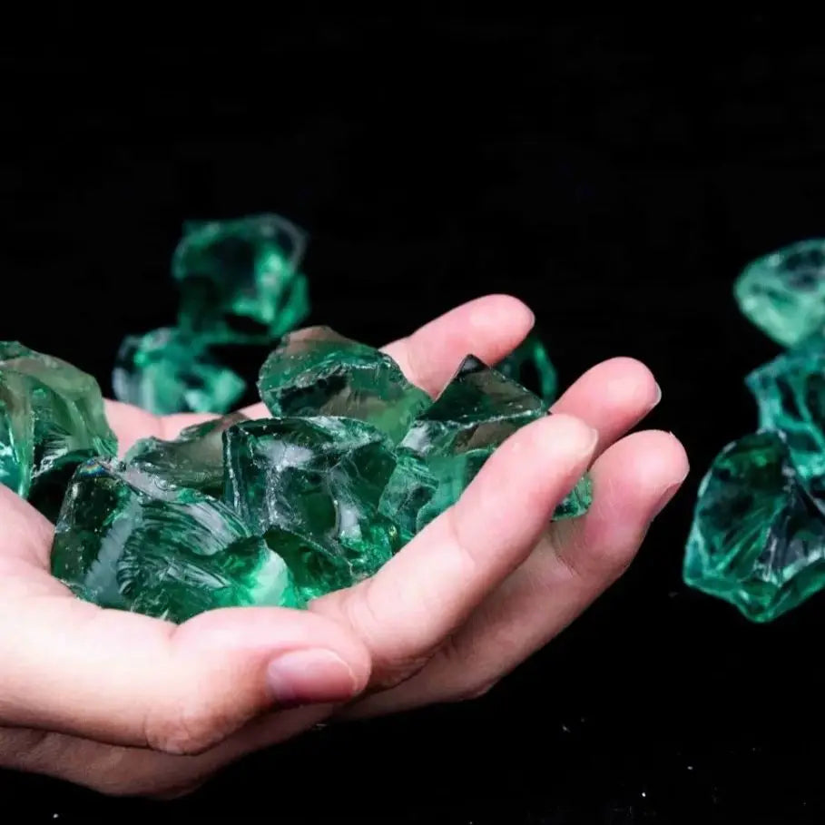 pierres précieuses artificielles vert émeraude facettées brillantes semi transparentes moderne