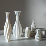 vase décoratif moderne minimaliste motif ondulé spirale opaque fleurs lilas violet table maison salon