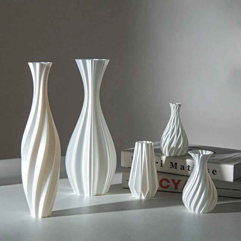 vase décoratif moderne minimaliste motif ondulé spirale opaque fleurs lilas violet table maison salon