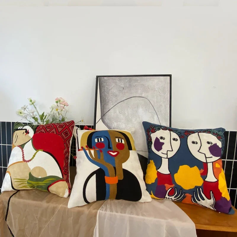 housse coussin coton brodé motifs abstraits visages stylisés moderne pop art bleu blanc orange
