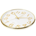 Horloge murale dorée en gros plan montrant le design 3D