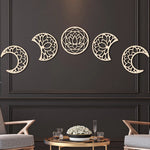 décoration murale bois lune motifs floraux noir marron clair bohème spirituel chambre salon