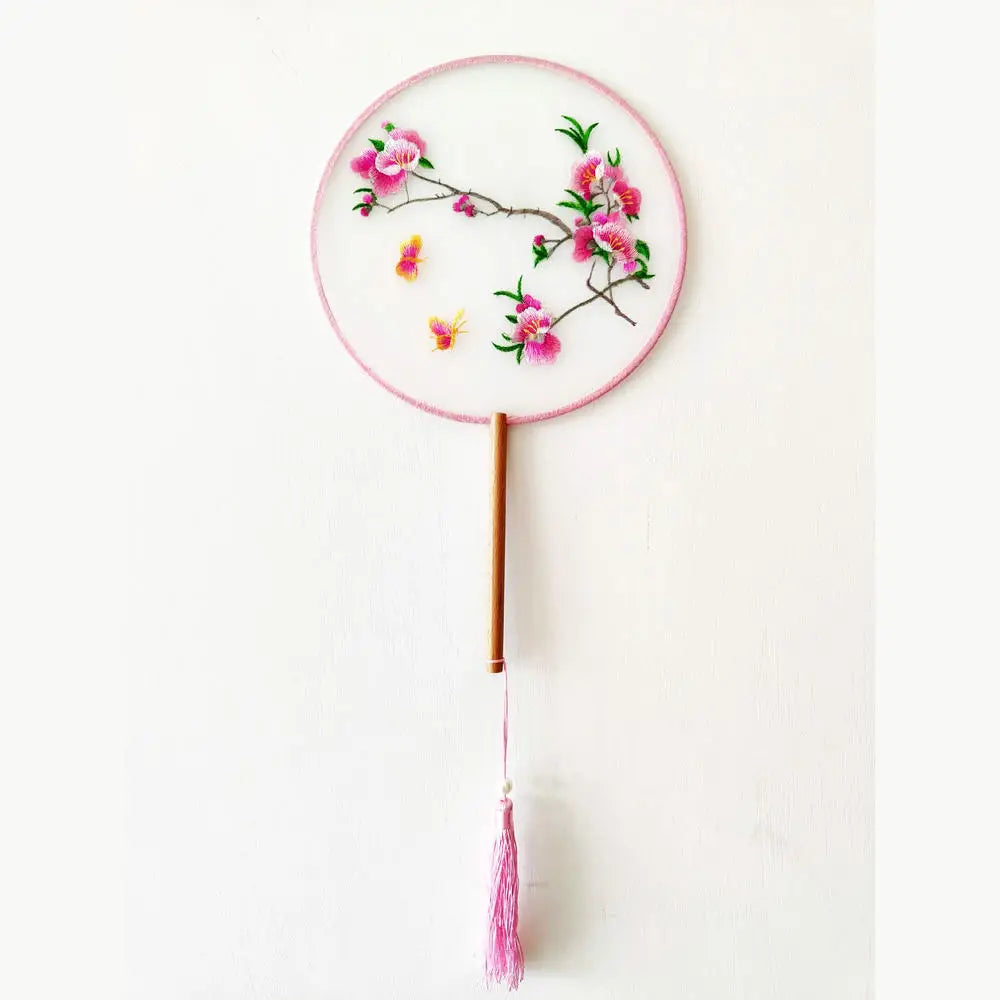 éventail traditionnel artisanal brodé fleurs oiseaux pompon poignée bois couleurs vivesbranches textiles soie bambou