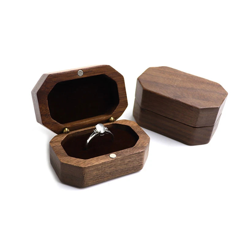 boîte bijoux marron coffret bois clips dorés anneaux solitaires moderne emballage cadeau rangement mariage
