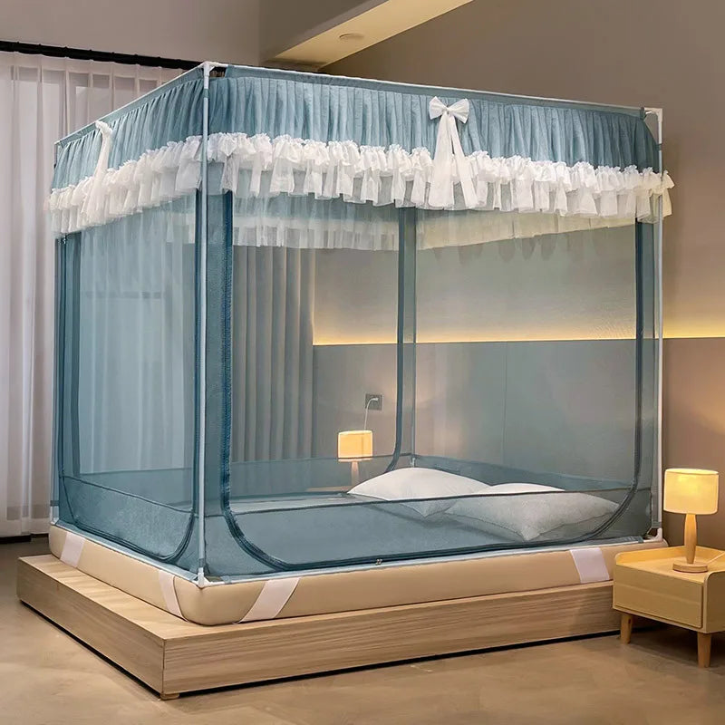 Un magnifique lit à baldaquin avec des rideaux bleu pâle et blancs, reposant sur un cadre en bois, créant une atmosphère élégante et raffinée dans la chambre.