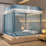Un magnifique lit à baldaquin avec des rideaux bleu pâle et blancs, reposant sur un cadre en bois, créant une atmosphère élégante et raffinée dans la chambre.