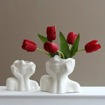 vase sculptural moderne or blanc noir mains humaines décoration intérieure luxe floral