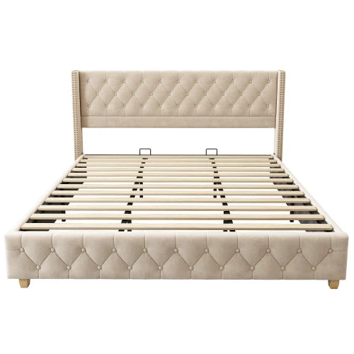 Vue de côté du lit capitonné montrant les pieds en bois et le design velours