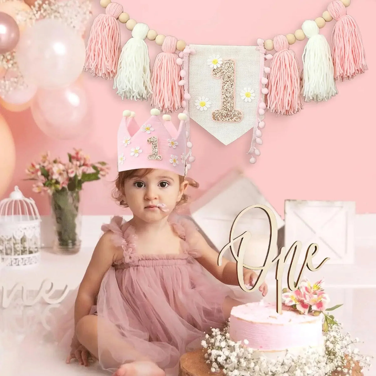 décorations anniversaire 1er anniversaire fille couronne guirlande rose fleurs numéro pompons chambre enfant