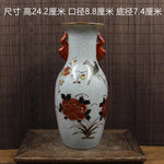 Vase en porcelaine vintage décoré de motifs floraux rouges sur un fond craquelé blanc.