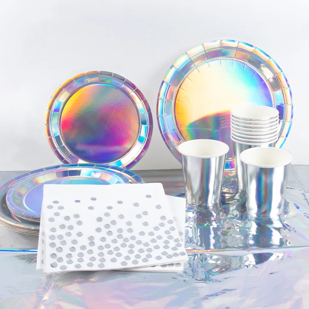 assiettes argent iridescentes gobelets serviettes nappe festive mariage anniversaire noel