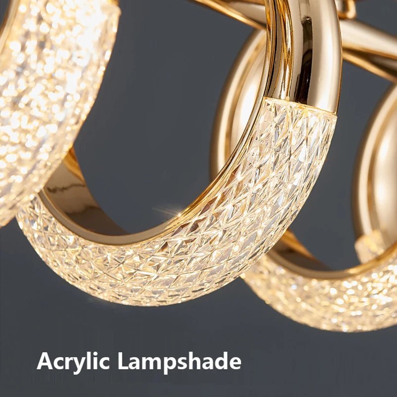 lampe suspendue dorée contemporaine effet miroir chaînes brillance éléganteintérieur salon cuisine doré