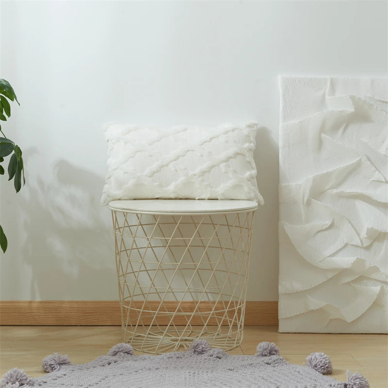 taies d'oreiller géométriques coussins blancs motifs pompons gris tapis doré salon decoration