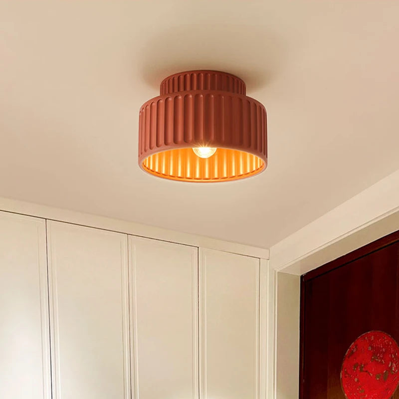 lampe moderne rouge beige blanc vert rayures verticales éclairage intérieur tricolore warm cool