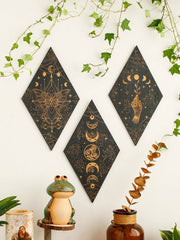 décoration murale bois motif astrologique boho figurine grenouille branches sèches plante verte étoiles dorées