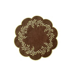 tapis table classique marron gris vert orange rouge guirlande feuilles blanches bordure dentelée 38cm