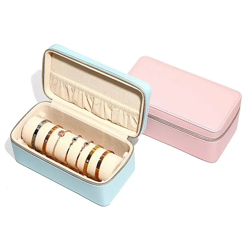 Boîte à bijoux ouverte avec bagues et bracelets