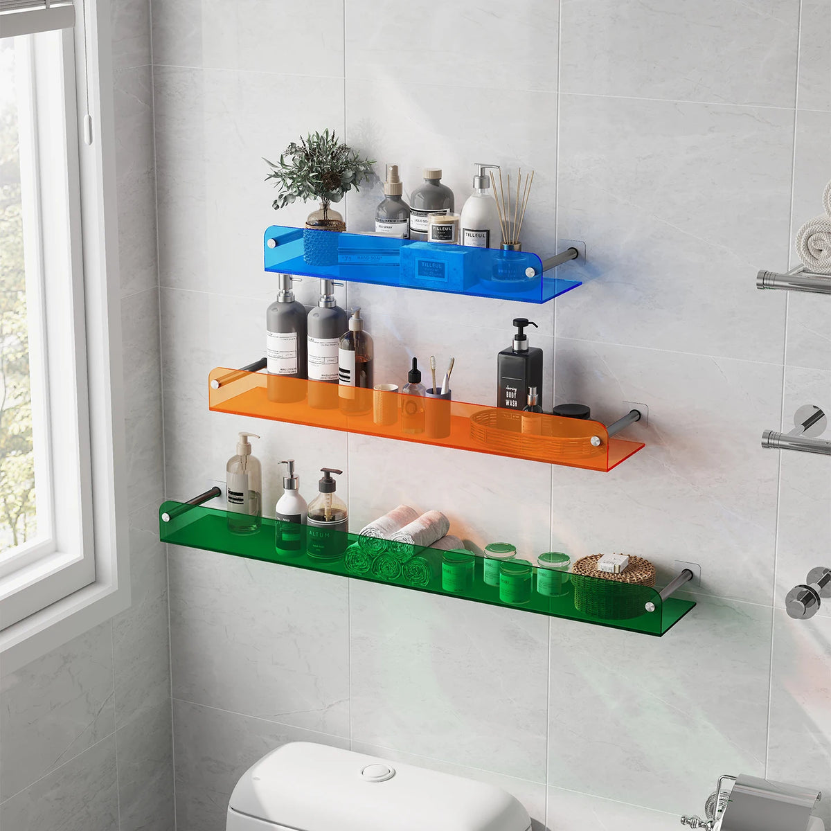 étagère murale transparente moderne salle bain minimaliste couleurs bleu rouge vert fixations métalliques flacons