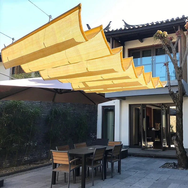 Voile d'ombrage télescopique déployée sur terrasse en bois