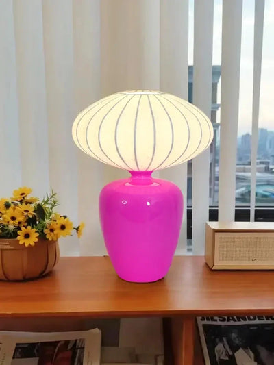 Lampadaire en céramique vintage avec abat-jour vert dans une chambre d'enfant