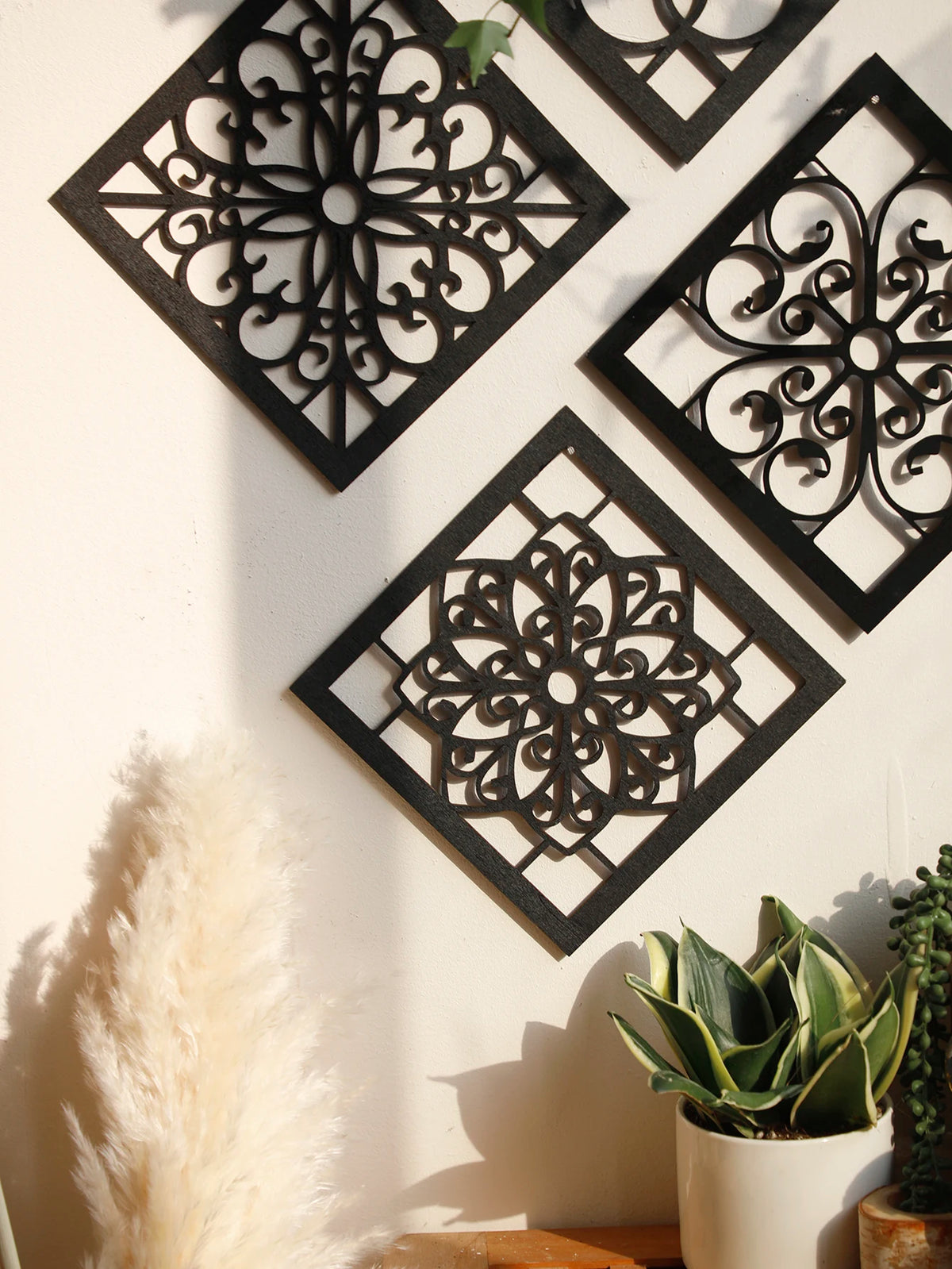 décoration murale bois noir ornements floraux géométriques artisanal vintage plaque muriale