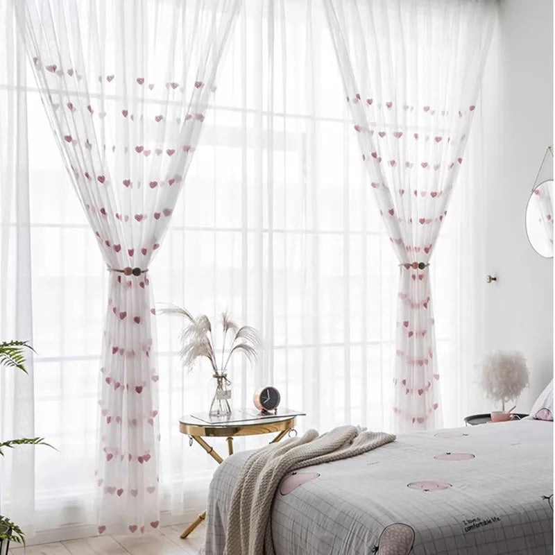 rideau tulle transparent coeurs roses moderne anneaux inclusion blanche chambre fille