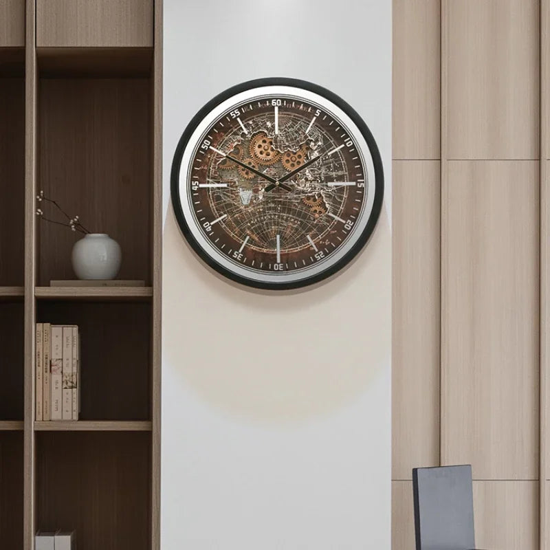 horloge murale métal aiguille numérique moderne fond gris motifs mécaniques dorés salon vintage