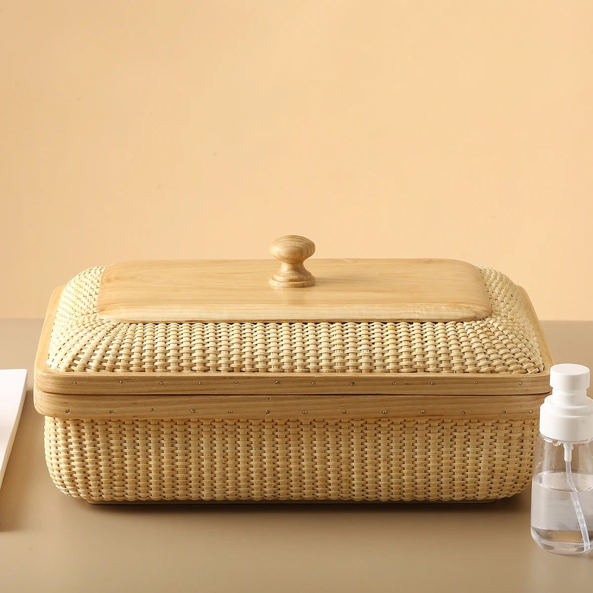 panier rotin tressé beige clair salon cuisine rangement naturel traditionnel respectueux environnement couvercle organisateur