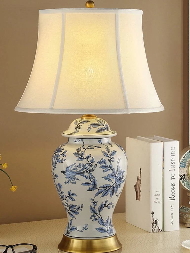 Détail de la céramique bleu et blanc de la lampe de table
