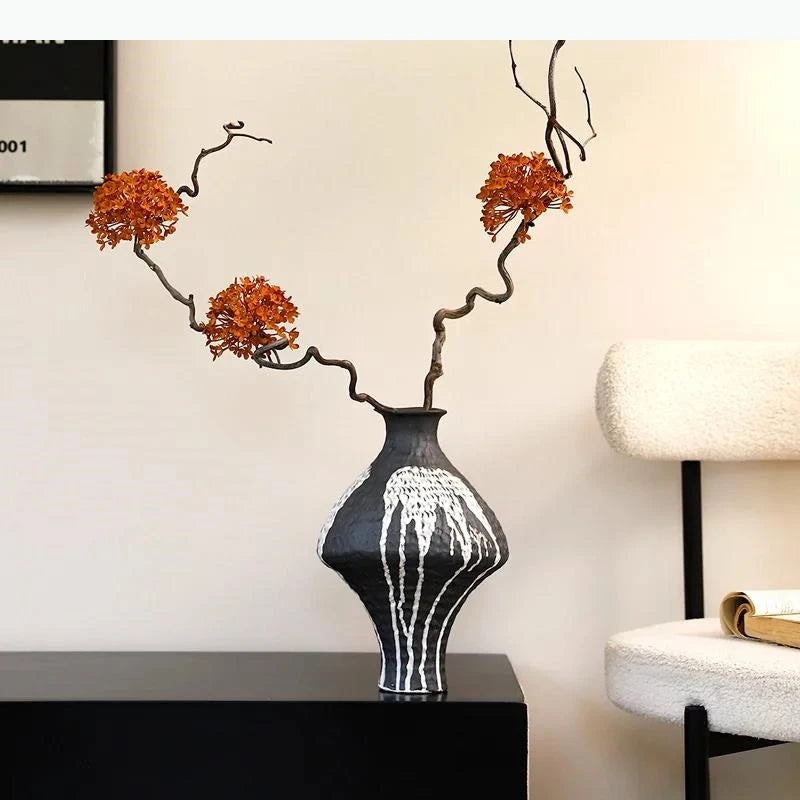 vase moderne marbré noir blanc rouge fleurs artificielles décoration intérieure contemporaine