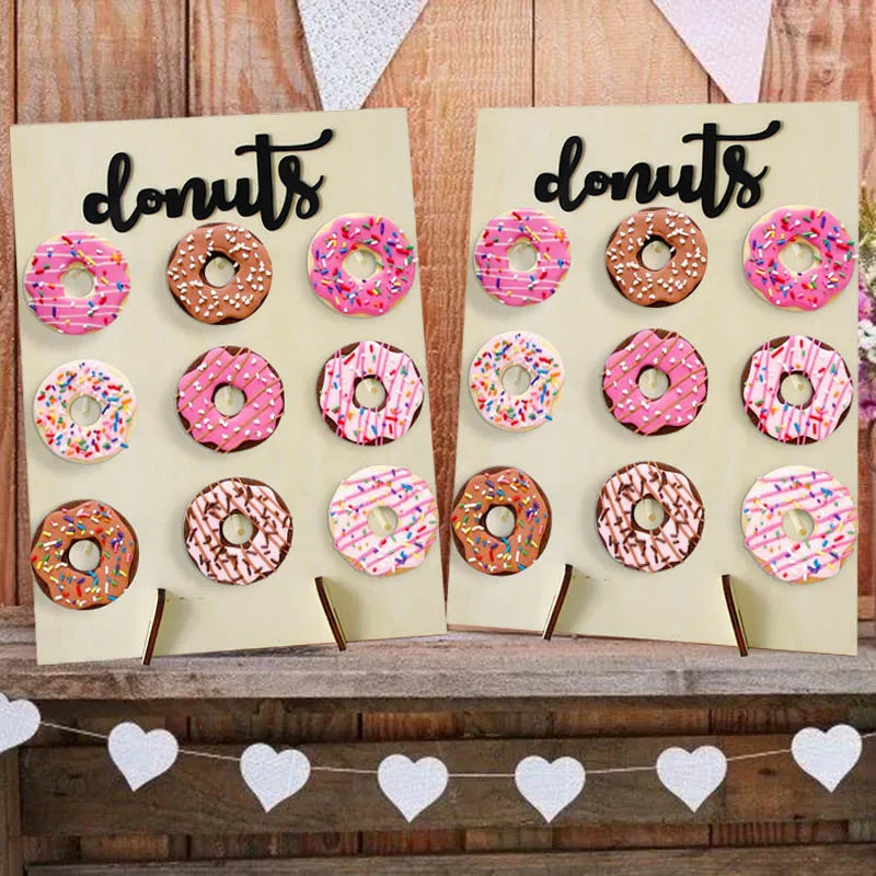 panneau bois donuts inscription treat yourself guirlande coeurs decorations festives
