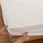 protège matelas imperméable blanc broderie florale classique lit chambre douce confortable
