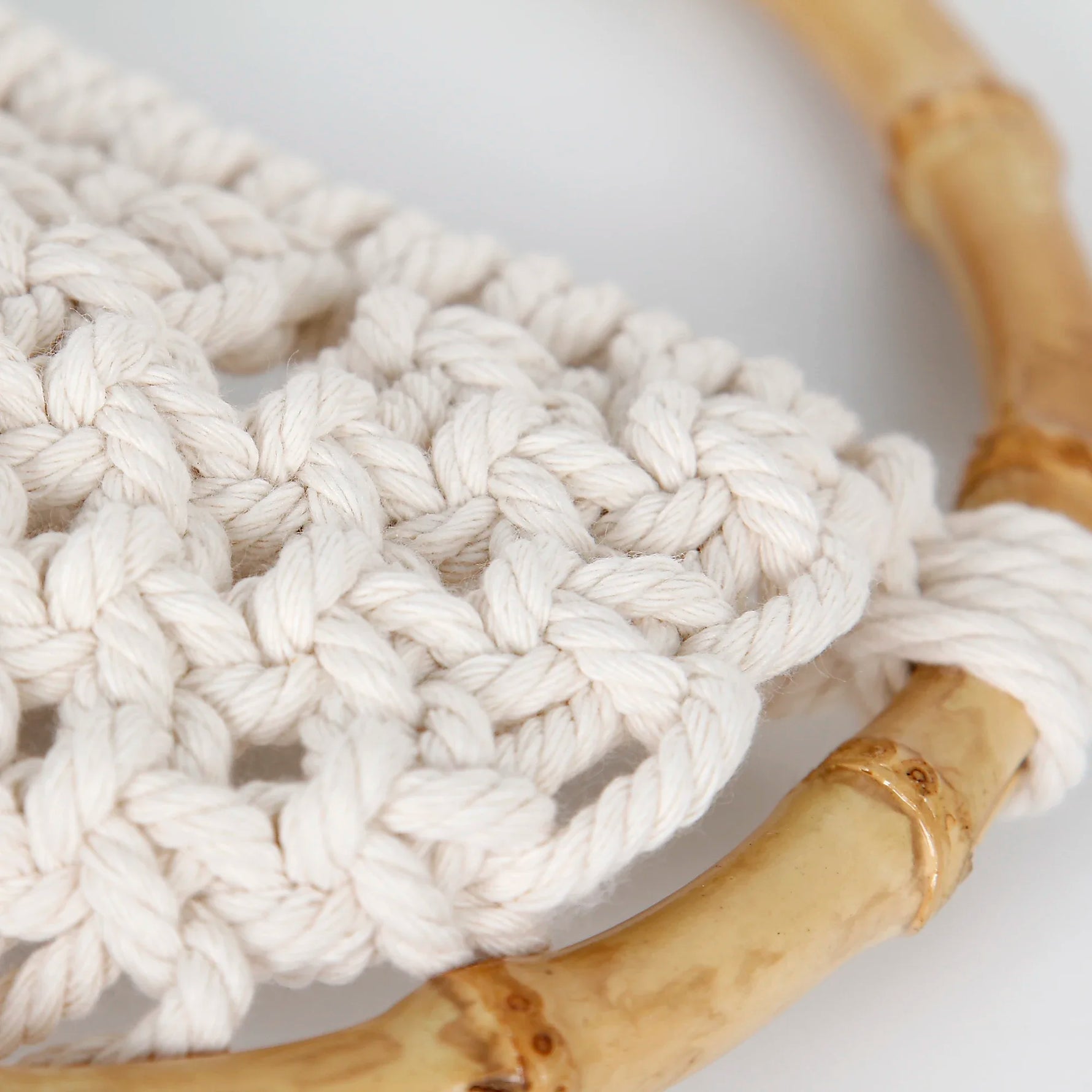 Tenture macramé jaune dans une décoration chambre bohème