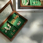 boîte bijoux bois vert vitre opaque motif floral poignée classique porte bijoux