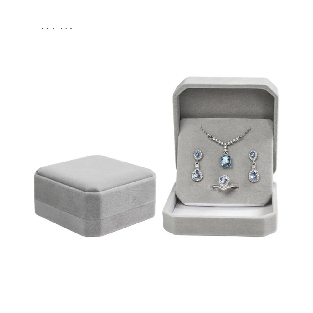 boîtes bijoux velours rouge gris rose bordeaux classiques rangement colliers boucles doreilles