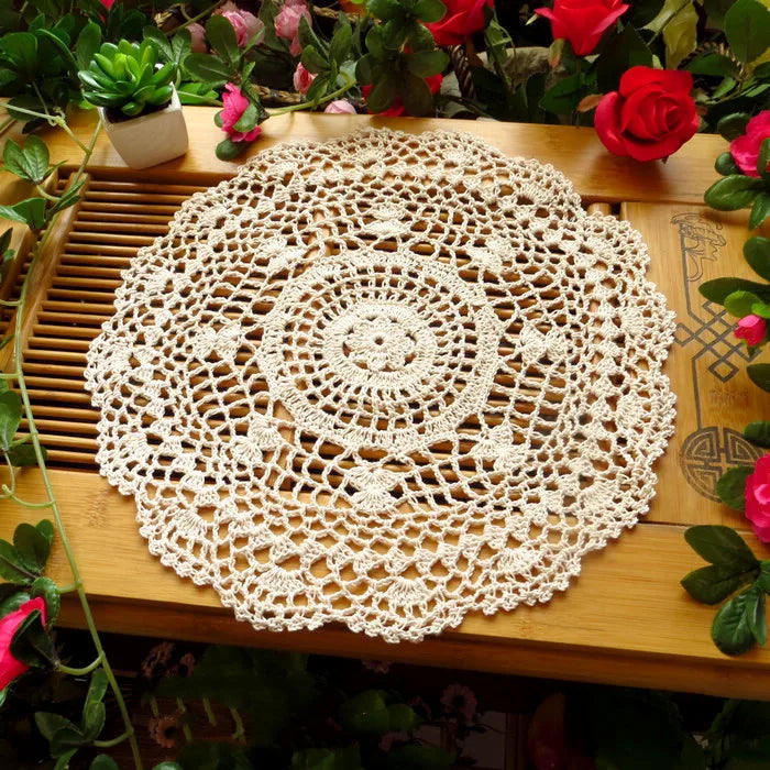 napperon crocheté floral blanc crème beige ajouré semi transparent décoratif vintage table rond