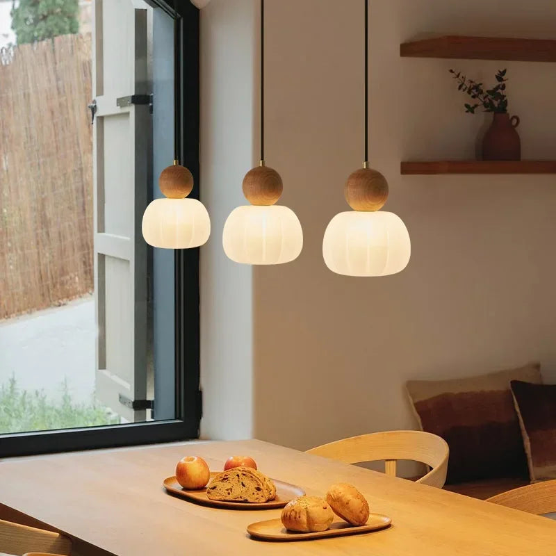 suspension lumineuse trois abatjour bois foncé blanc laiteux moderne minimaliste