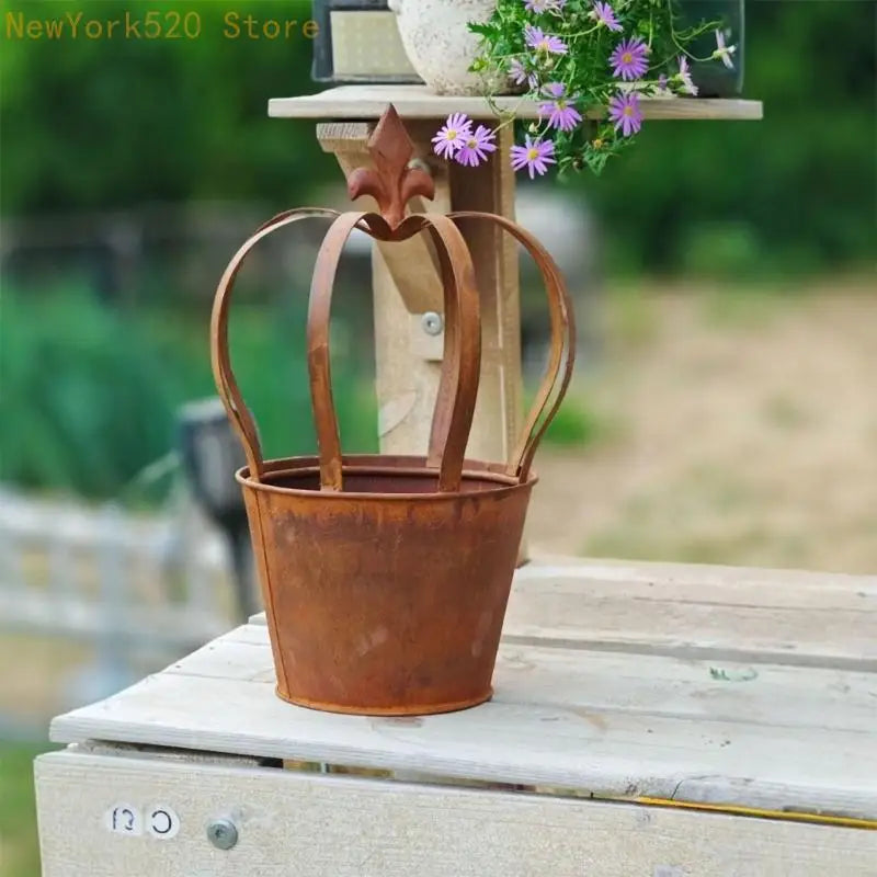 pots fleurs vintage marron rouillé texture métallique aspect vieilli décoration intérieure plante artificielle rustique