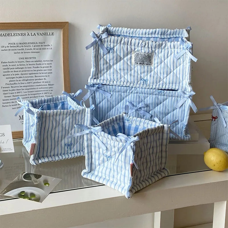 panier rangement tissu bleu clair rayures horizontales classique réutilisable rangement cosmétiques décoration