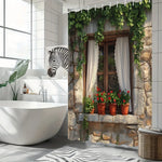 rideau douche rustique fenêtre pierre plantes grimpantes rideaux blancs fleurs rouges potsOpaque beige marron