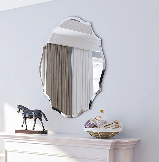 Décor élégant d'une chambre avec un miroir, une statue de cheval et un plateau décoratif sur une commode blanche.