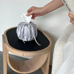 sac mouchoirs moderne élégant satiné bleu gris noir vert olive blanc ruban fixation