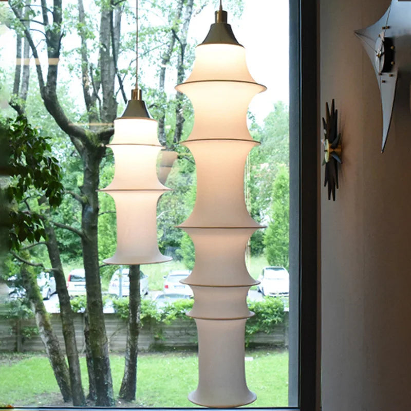 suspension lumineuse moderne blanc rayures horizontales opacité câble suspendu salon chambre d'hôtel
