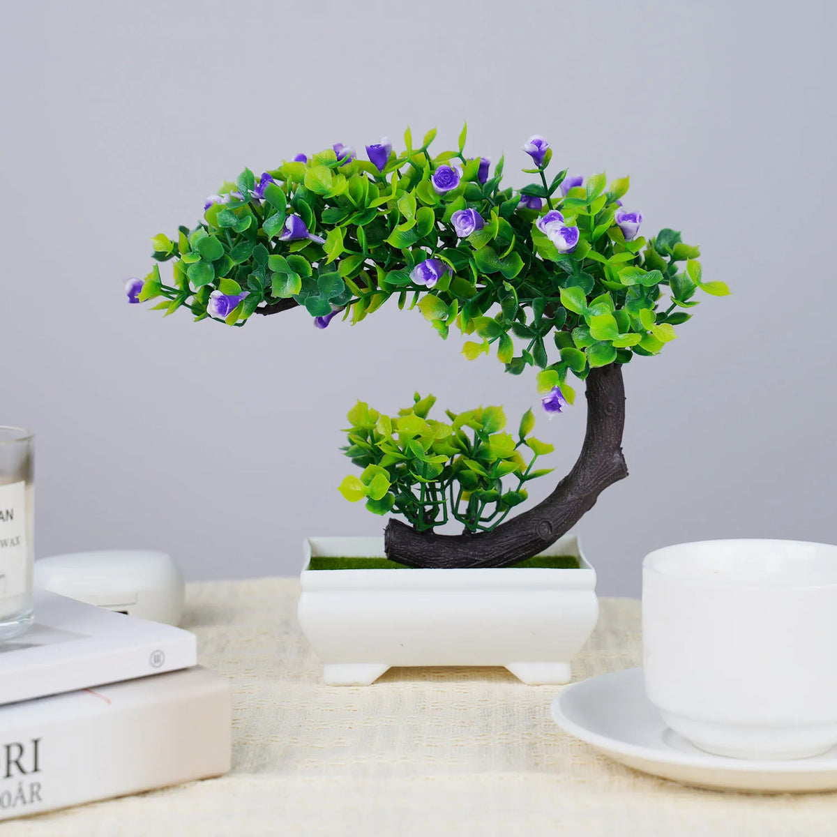 décoration intérieure bonsaï artificiel vert violet orange noir pot blanc mousse verte classique table