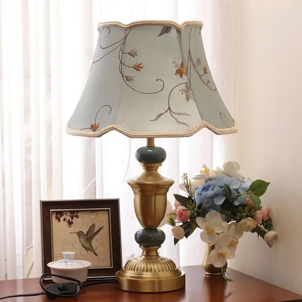 Détail de l'abat-jour en tissu de la lampe rétro