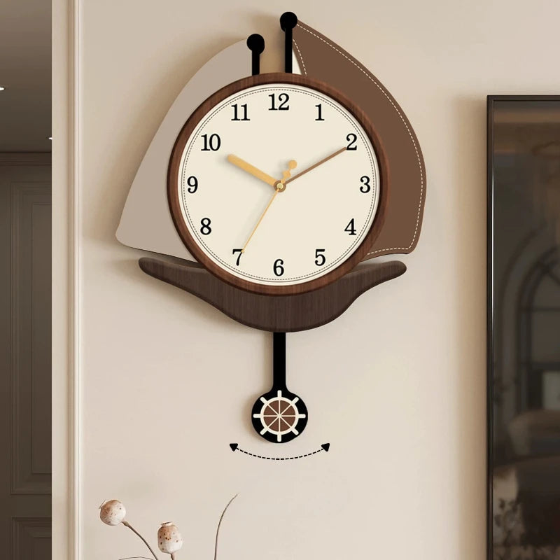 horloge murale moderne aiguille fond blanc cadre marron noir ornement organique chambre salon decoration