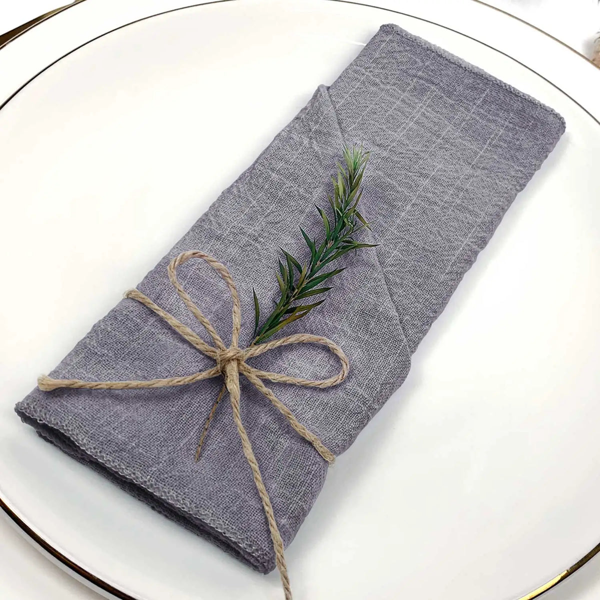 serviette lin bleu clair classique anneau métallique ruban coton fleur herbe séchée table mariage