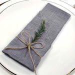 serviette lin bleu clair classique anneau métallique ruban coton fleur herbe séchée table mariage