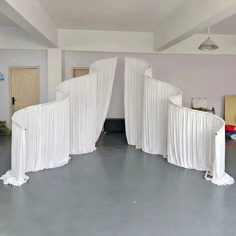 structure décorative mariage arc plis blanc moderne élégant réglable hauteur pieds métalliques panneaux drapés