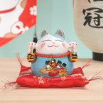 statue chat porte bonheur traditionnel chinois blanc jaune bleu symboles papillons caractères chinois